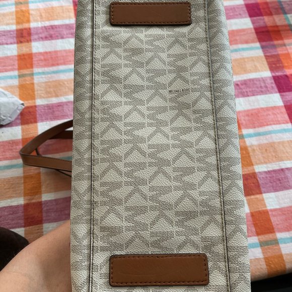 Michael Kors Darien Medium Tote / Shoulder Bag in Signature Vanilla/Acorn - Picture 2 of 5